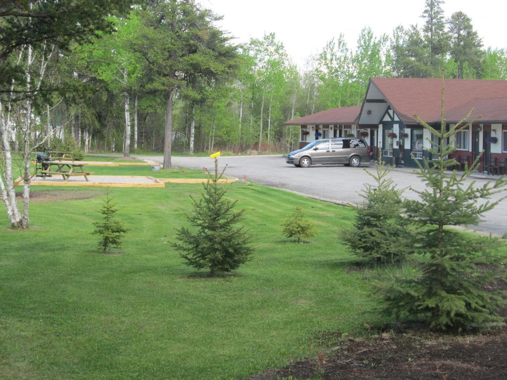 Hide Away Inn Dryden Exterior photo